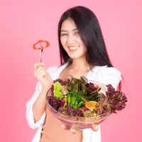 Diet plant-based bukan hanya tren, tetapi pola makan sehat yang terbukti secara ilmiah mampu menurunkan risiko penyakit dan menjaga vitalitas tubuh. Oleh karena itu, yuk kita temukan lima faktanya di sini! (Foto dok: Freepik/jcomp).