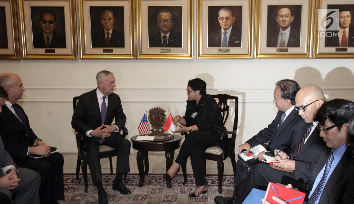Suasana pertemuan Menlu RI Retno Marsudi dan Menhan AS, Jim Mattis di Kantor Kemenlu, Jakarta, Senin (22/1). Menlu mengatakan, salah satu isu yang dibicarakan dalam pertemuan yaitu pengembangan regional Indo-Pasifik. (Liputan6.com/Arya Manggala)