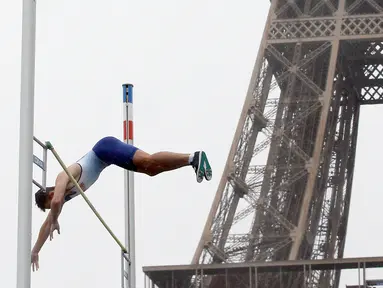 Atlet asal Inggris Joel Leon Benitez lakukan lompat gajah di depan Menara Eiffel, taman Champs de Mars, Paris, Rabu (13/9). Warga kota Paris sambut Olimpiade musim panas 2024 dengan mengadakan berbagai jenis kompetisi olahraga. (AP Photo/Thibault Camus)