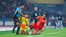 Pemain Persija Jakarta, Rizky Ridho, berebut bola dengan Persebaya Surabaya, Riyan Ardiansyah, pada laga pekan ke-27 BRI Super League di Stadion Utama Gelora Bung Karno, Jakarta, Sabtu (11/4/2026). (Bola.com/Bagaskara Lazuardi)