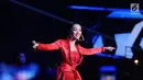 Pedangdut Zaskia Gotik saat menghibur penonton pada perayaan HUT Indosiar ke-23 di Jakarta Convention Center (JCC), Kamis (11/1). Ayu Ting Ting dan Zaskia Gotik membawakan lagu sambalado dan tarik selimut. (Liputan6.com/Helmi Fithriansyah)