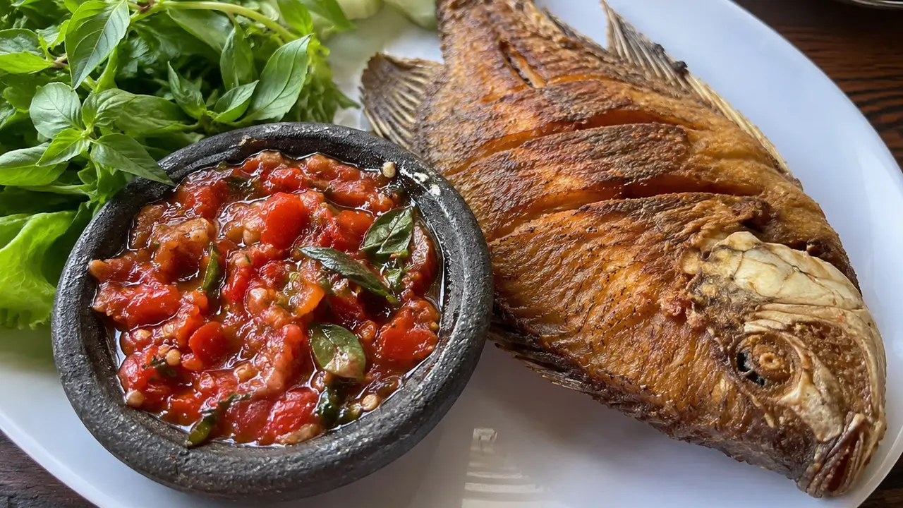 Resep Sambal Tomat Kemangi untuk Ikan Goreng