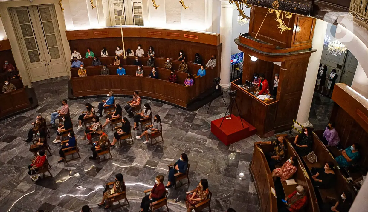 Jemaat melaksanakan ibadah malam Natal di Gereja Immanuel, Jakarta, Jumat (24/12/2021). Perayaan ibadah malam Natal tersebut mengangkat tema 'Cinta Kasih Kristus yang Menggerakkan Persaudaraan'. (Liputan6.com/Faizal Fanani)