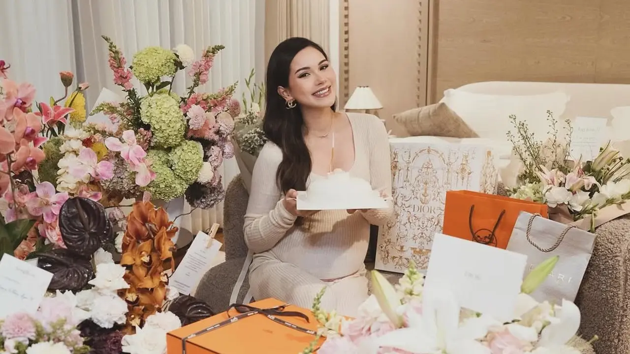 Jelang Melahirkan, Gaya Bumil Alyssa Daguise Rayakan Ultah ke-28 Dibalut Nude Dress dan Anting Chanel di Antara Kado Hermès