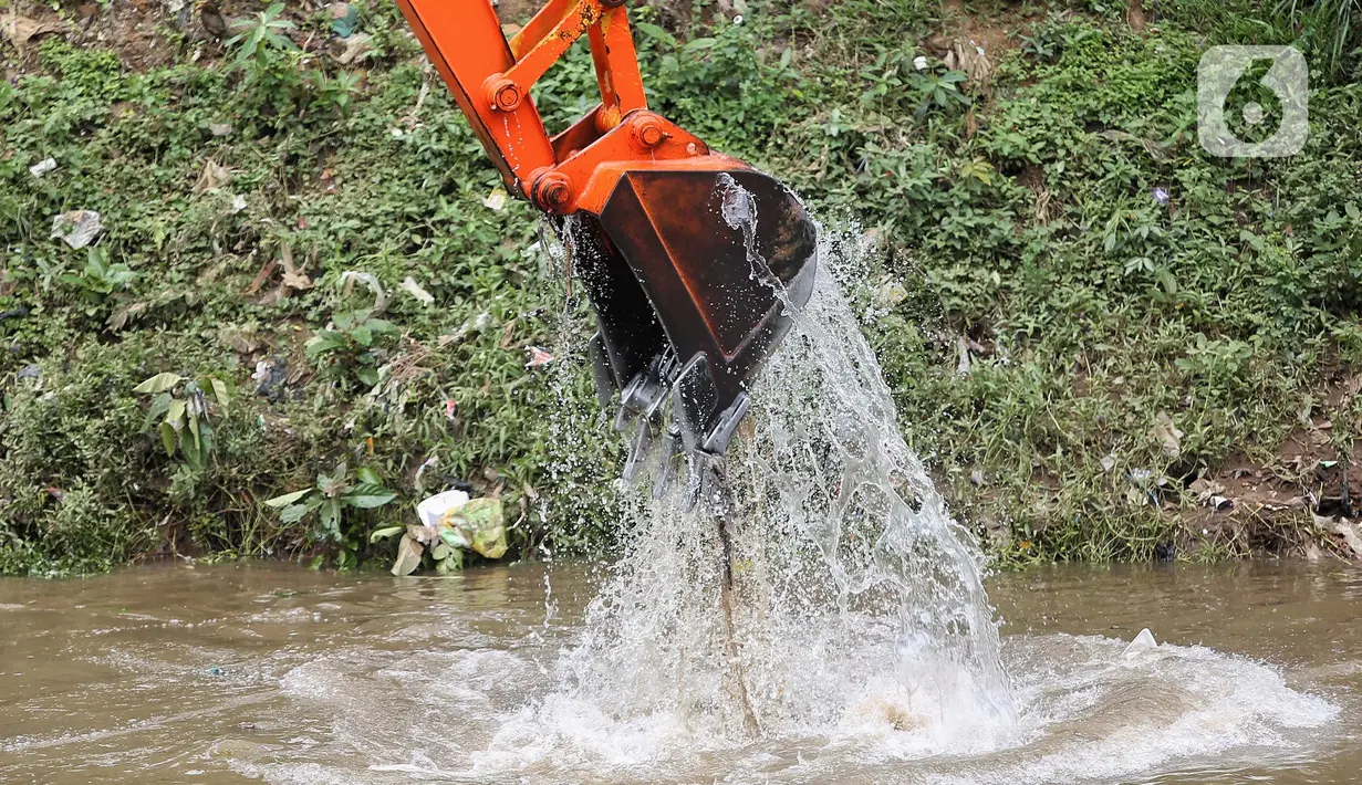 Partikel padatan yang terbawa oleh arus dapat berupa sampah dan yang terutama endapan tanah akibat erosi. (Liputan6.com/Angga Yuniar)