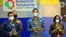 Plant Manager PT Robert Bosch Automotive Indonesia Akhmad Darsono (tengah) menerima penghargaan untuk kategori "Product and Service” pada Penganugerahan INDI 4.0 Award 2021 di Kementerian Perindustrian, Jakarta, Kamis (2/12/2021). (Liputan6.com/HO/Bosch)