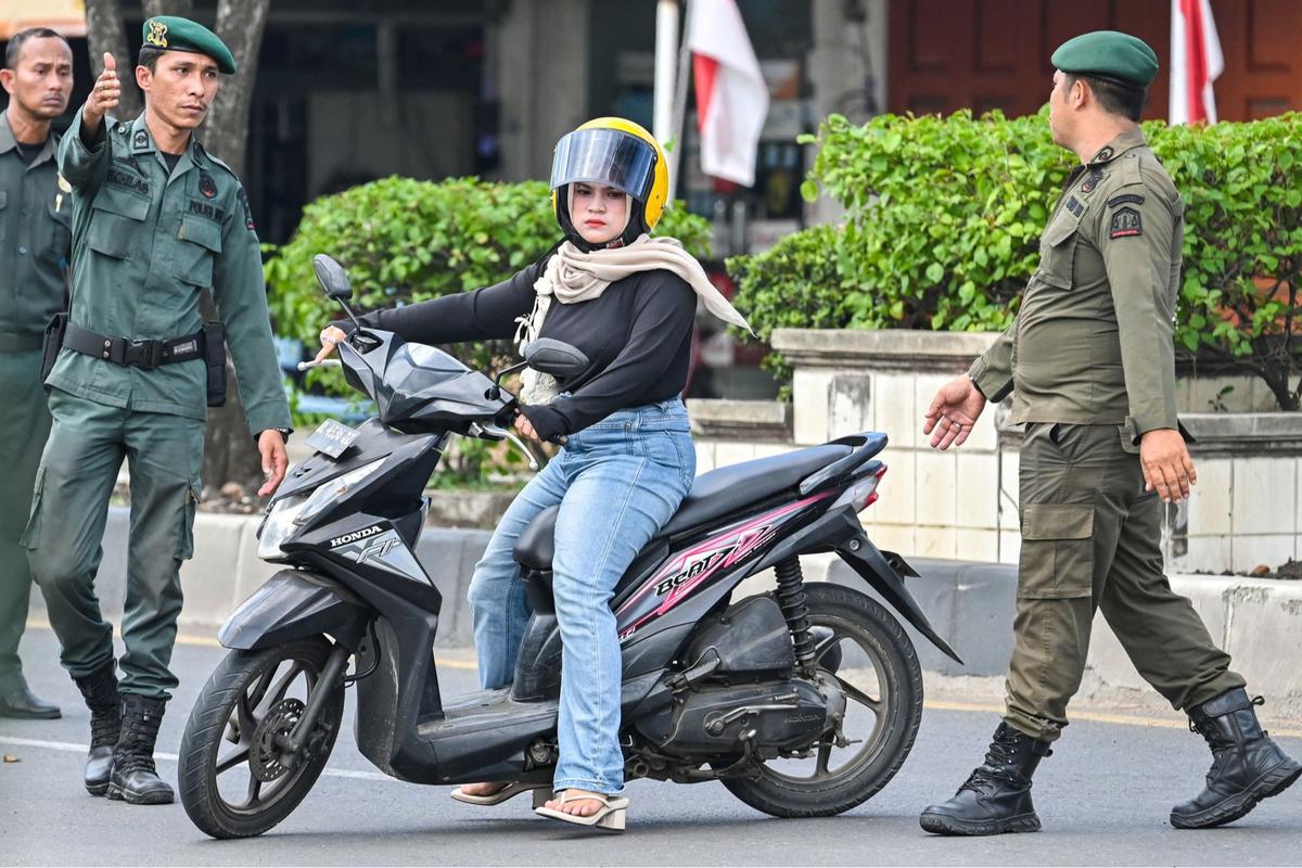 Aksi Polisi Syariat Aceh Razia Perempuan Berpakaian Ketat dan Laki-Laki Bercelana Pendek