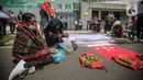 Sejumlah orang yang tergabung dalam warga Dairi Sumatera Utara menggelar aksi di depan Kedutaan Besar China di Jakarta, Rabu (24/8/2022). Dalam aksinya mereka menolak tambang di daerah Dairi dikarenakan dapat membahayakan lingkungan serta jiwa penduduk sekitar. (Liputan6.com/Faizal Fanani)