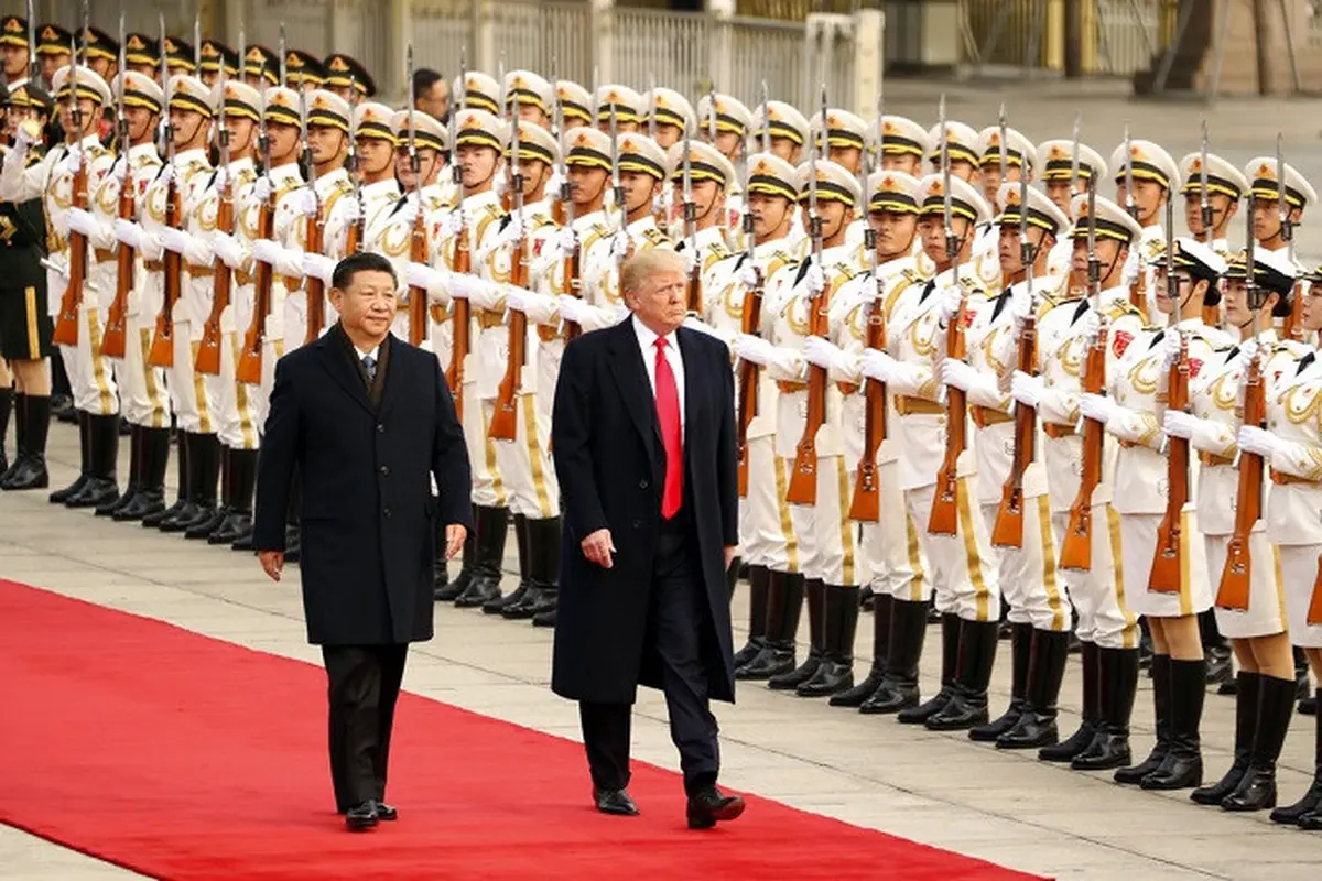 Presiden AS Donald Trump didampingi Presiden China Xi Jinping saat upacara penyambutannya di Beijing