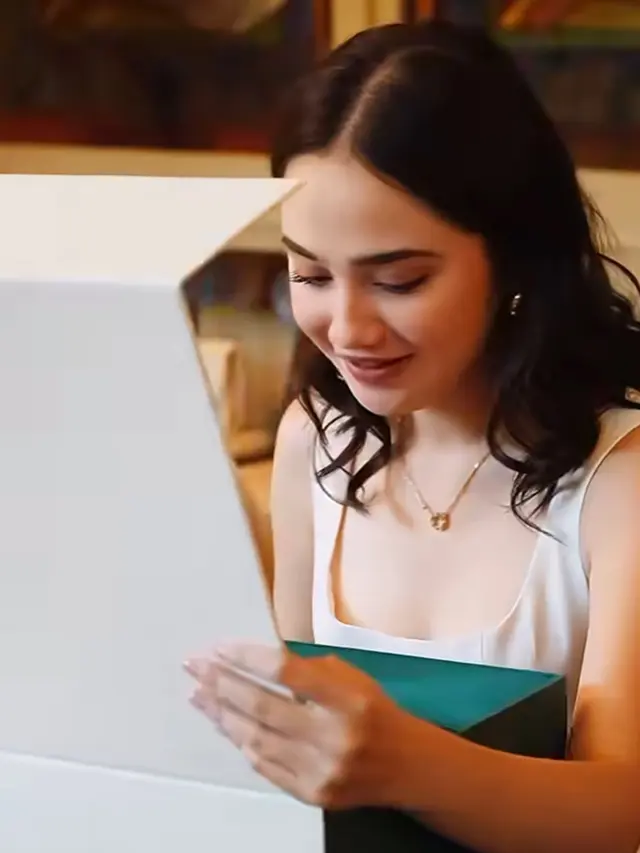 Syifa Hadju melengkapi tampilanya dengan perhiasaan. [@shabrinaaluna]