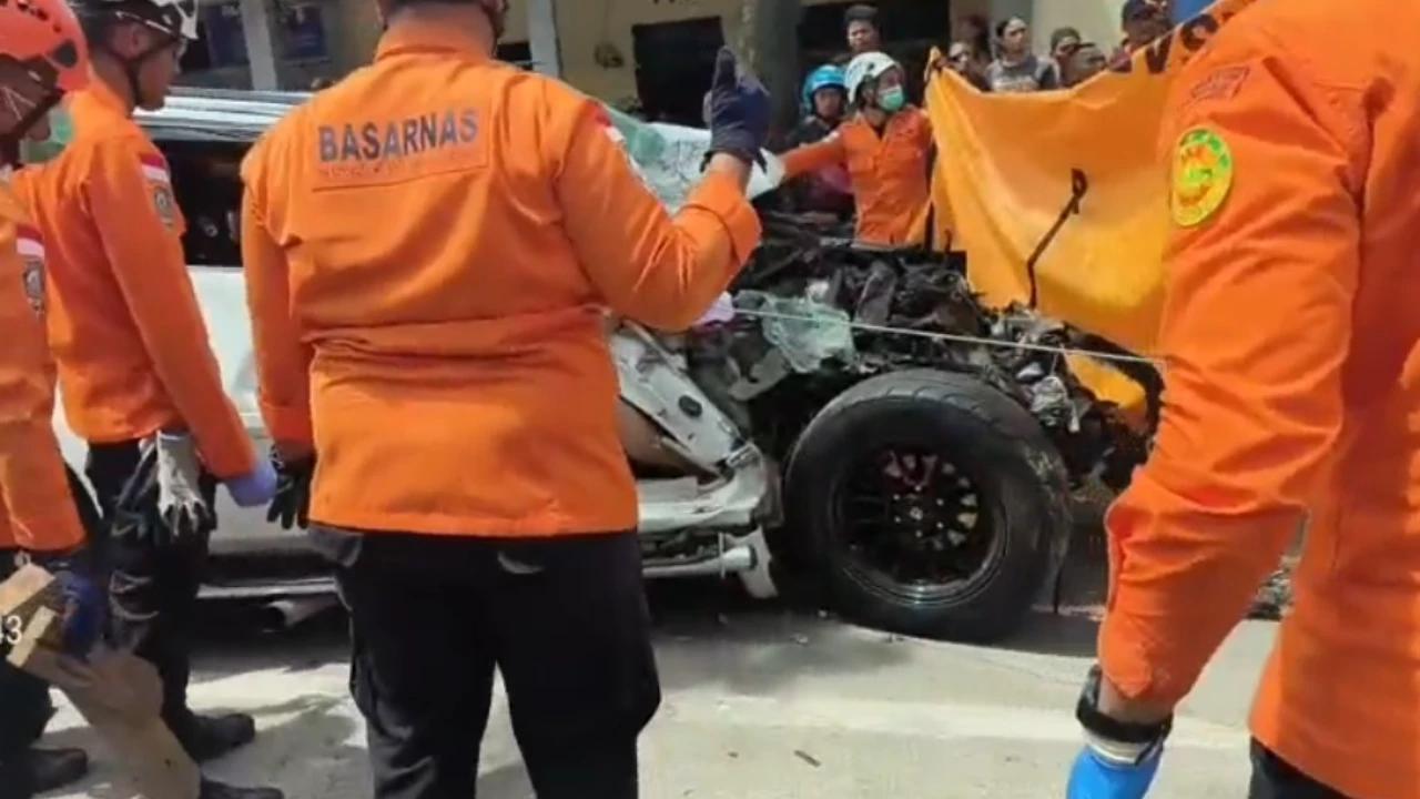 Remaja 17 Tahun Langsung Tewas Usai Pajero Dikendarainya Menabrak Truk Tronton Lagi Parkir di Bandung