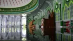 Seorang pria berdoa usai menunaikan salat selama bulan Ramadan di masjid Al Munawarah di Jantho, provinsi Aceh (12/5/2020). Masjid Al Munawarah yang berdiri di pusat Kota Jantho, Kabupaten Aceh Besar dikelilingi oleh perbukitan Bukit Barisan. (AFP/Chaideer Mahyuddin)