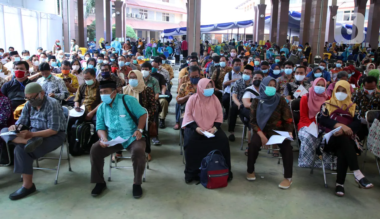 Peserta menunggu untuk disuntik vaksin COVID-19 saat vaksinasi massal di Gedung Pemerintah Kota Tangerang, Banten, Kamis (25/2/2021). Sebanyak 6.000 petugas pelayanan publik dan guru di Kota Tangerang menjalani vaksinasi COVID-19. (Liputan6.com/Angga Yuniar)