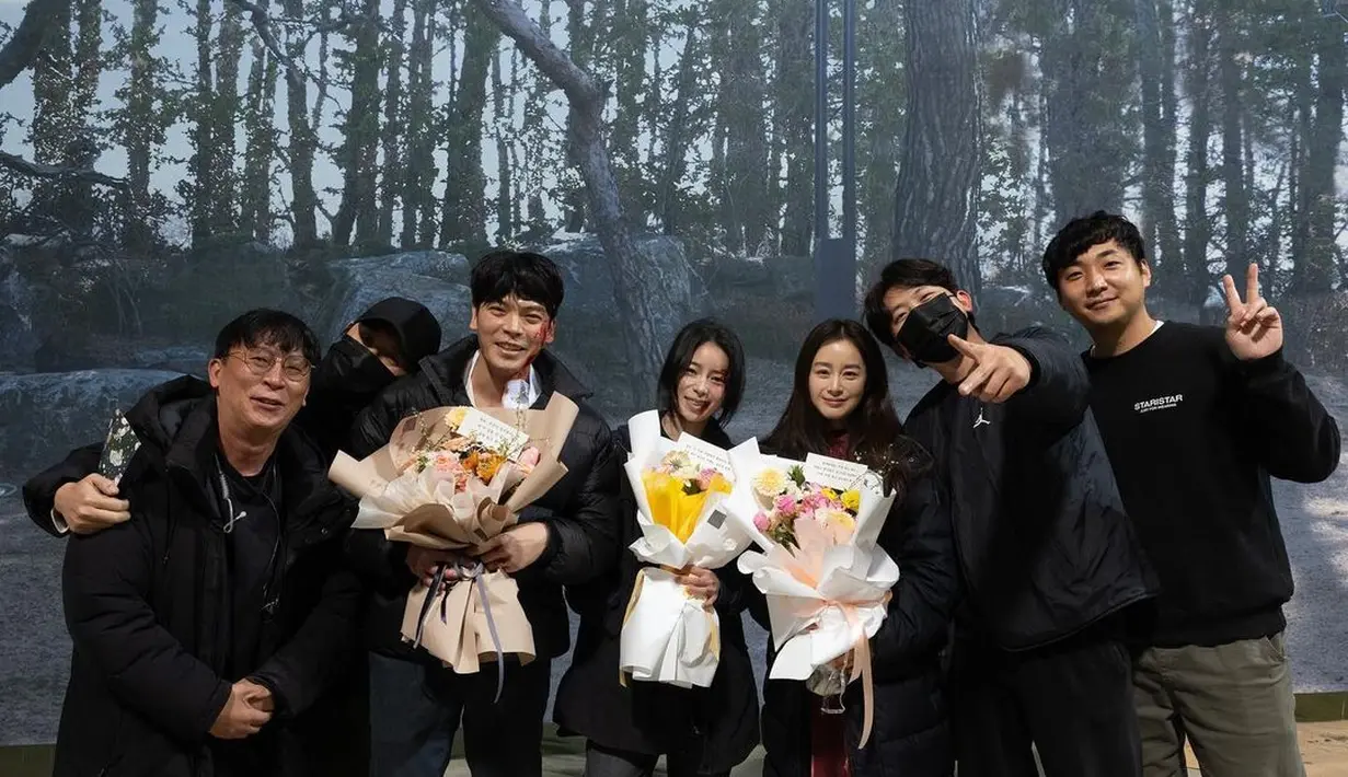 Dia juga mengunggah foto bersama pemain dan kru. Foto itu sepertinya diambil saat mereka syuting adegan terakhir. (Foto: Instagram/ limjjy2)