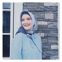 Masih dengan warna biru, namun kali ini Andhara memilih warna biru muda. Aksen pita di bagian kerah membuat Andhara membuat penampilan Andhara tampak manis dan memikat pastinya. (Instagram/andharaearly)