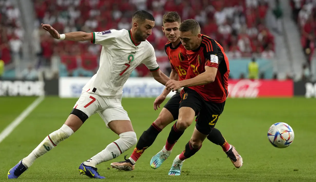 Timnas Maroko pun sempat beberapa kali balik menekan dan menebar ancaman ke gawang Timnas Belgia. Setali tiga uang dengan Belgia, tekanan Hakim Ziyech dkk di kubu Maroko juga belum mampu berbuah gol. (AP/Alessandra Tarantino)