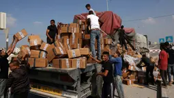 Kantor Koordinasi Urusan Kemanusiaan PBB (OCHA) truk tersebut membawa bantuan berupa air, makanan, dan pasokan medis. (MOHAMMED ABED/AFP)
