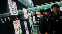 Anak-anak Indonesia yang tergabung dalam tim Korea-Korea Selecao sedang melihat memorabilia di dalam Museum Sporting CP yang terletak di Stadion Jose Alvalade, markas dari klub Sporting CP di Lisbon, Portugal. (Bola.com/Bagaskara Lazuardi)