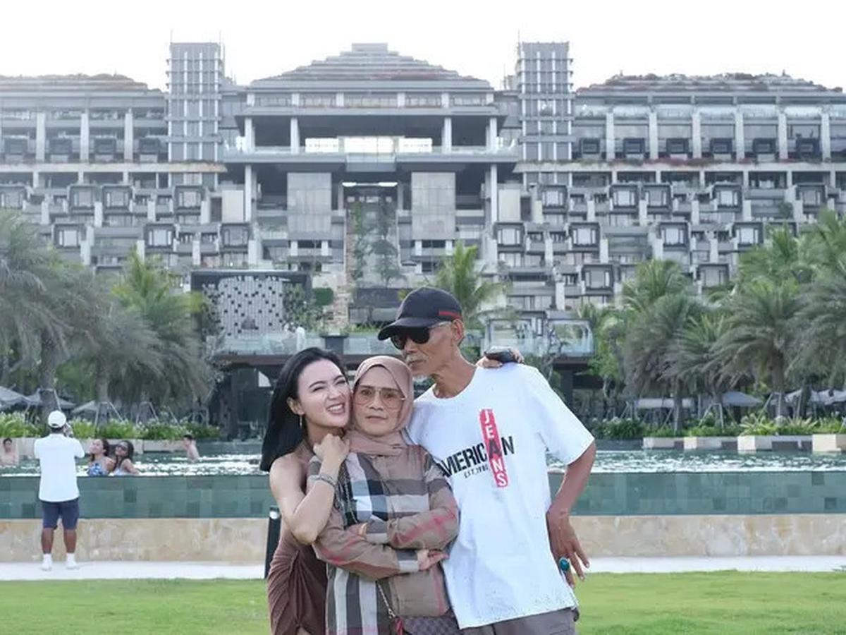 Potret Dulu vs Kini Wika Salim dan Keluarga, dari Rumah Kontrakan hingga Sukses di Dunia Hiburan