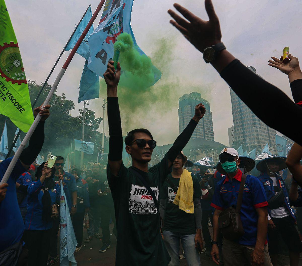 Ribuan buruh dari berbagai aliansi telah berkumpul di kawasan Patung Kuda, Jakarta, Rabu (1/5/2024). Mereka datang dari berbagai sisi untuk menyampaikan aspirasinya dalam aksi unjuk rasa memperingati May Day atau Hari Buruh Sedunia yang jatuh pada 1 Mei. 