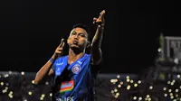 Selebrasi pemain Arema, Rifaldi Bawuoh, saat melawan Persib di Stadion Kanjuruhan, Kabupaten Malang (30/7/2019). (Bola.com/Iwan Setiawan)