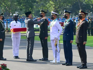 Presiden Joko Widodo memasangkan tanda kepangkatan kepada calon perwira remaja (capaja) peraih Adhi Makayasa di halaman Istana Merdeka, Jakarta, pada Kamis, 14 Juli 2022. Presiden Joko Widodo bertindak sebagai inspektur upacara dalam Prasetya Perwira (Praspa) 754 perwira remaja dari tiga matra TNI dan Polri tahun 2022. (Foto: Biro Pers Sekretariat Presiden)