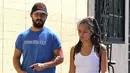 Shia LaBeouf dan perempuan misterius (via dailymail.co.uk)