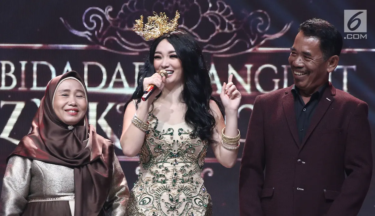 Penyanyi Zaskia Gotik menghadirkan kedua orang tuanya dalam acara Konser Lebaran yang bertajuk Bidadari Dangdut Zaskia Gotik di Studio 5 Indosiar, Jakarta, Senin (3/7). (Liputan6.com/Herman Zakharia)