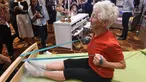 Pesenam tertua di dunia asal Jerman, Johanna Quaas (92) menunjukkan latihan penguatan di tempat tidur khusus untuk orang tua saat Forum Inovasi Aging Asia Internasional ke-8 di Singapura, Selasa (25/4). (AFP PHOTO / ROSLAN RAHMAN)