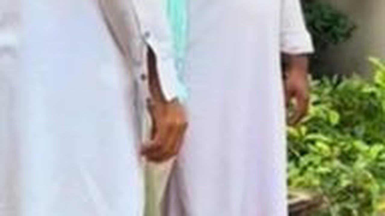 Momen saat seorang turis asal Indonesia melayani warga Pakistan yang bergantian meminta foto bersama. <br>