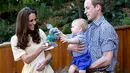 Minggu (20/4/2014), usai menghadiri misa Paskah, Pangeran William dan Kate Middleton serta George, berkunjung ke kebun binatang Taronga, Sydney, Australia. (REUTERS/Chris Jackson)
