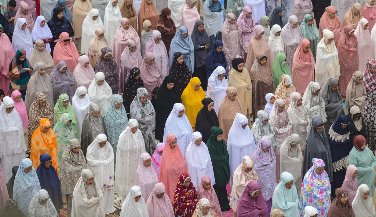 Pelaksanaan salat Idul Fitri di wilayah kota Depok berlangsung secara serentak sesuai dengan ketetapan pemerintah yang menetapkan 1 Syawal 1447 Hijriah jatuh pada Sabtu 21 Maret 2026. Tampak dalam foto, ribuan umat Islam ketika melaksanakan salat Idul Fitri 1447 Hijriah di Mesjid Kubah Emas, Depok, Jawa Barat, Sabtu (21/3/2026). (merdeka.com/Arie Basuki)