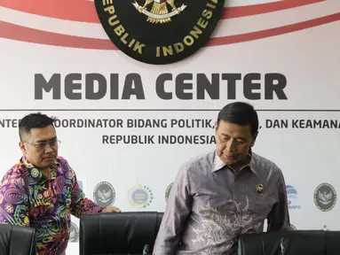 Menkopolhukam Wiranto (kanan) bersiap memberi keterangan terkait situasi/kondisi Papua dan Papua Barat di Jakarta, Jumat (30/8/2019). Keterangan terkait hasil pertemuan dengan kedua tokoh dari Papua dan Papua Barat. (Liputan6.com/Helmi Fithriansyah)