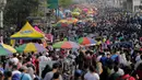Pedagang kaki lima (PKL) berjualan di jalan saat car free day (CFD) di kawasan Bundaran HI, Jakarta, Minggu (6/10/2019). Kurangnya pengawasan petugas menyebabkan banyak PKL yang berjualan tidak pada tempat yang telah disediakan oleh Pemprov DKI Jakarta. (Liputan6.com/Faizal Fanani)