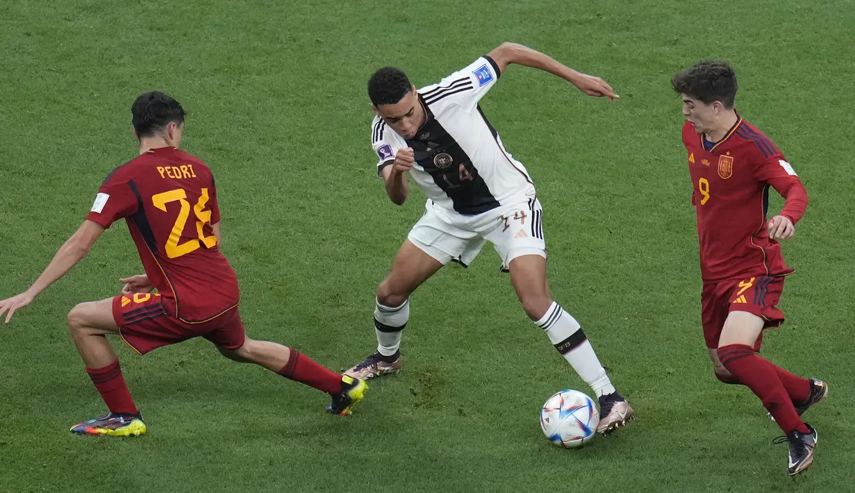 Kombinasi pemain muda seperti Pedri (kiri) dan Gavi (kanan) bersama timnas Spanyol serta Jamal Musiala (tengah) bersama Jerman belum mampu memberikan dampak positif bagi kedua tim di babak pertama. (AP Photo/Ricardo Mazalan)