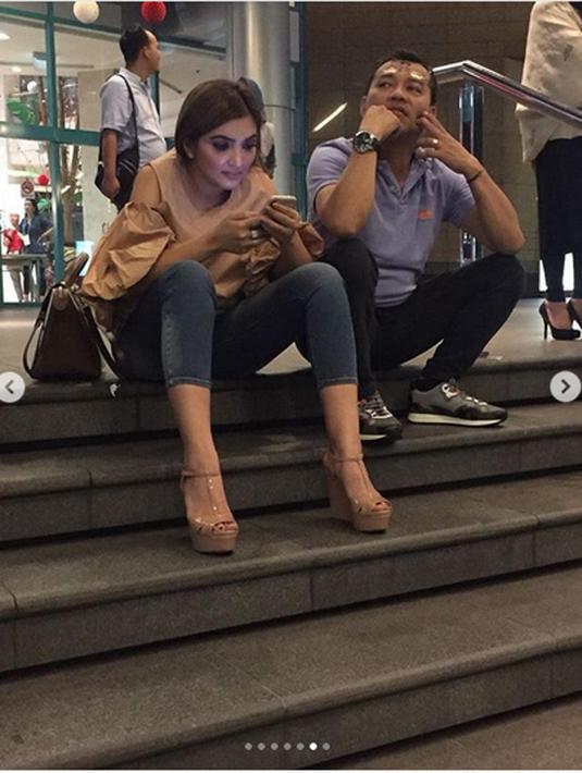 Ashanty dan Anang Hermansyah Duduk Santai di Emperan Mall 
