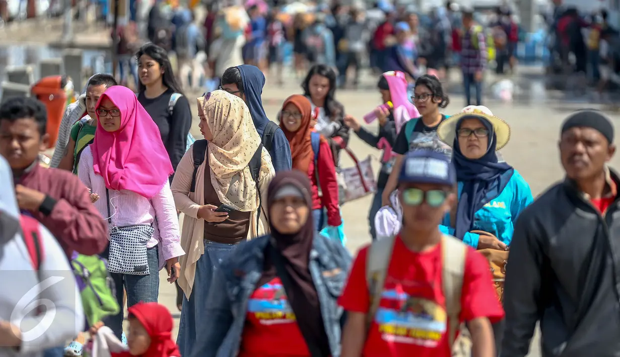 Kabar duka terbakarnya Kapal Wisata Zahro Expreess menjadi kado pahit di awal 2017, Senin (2/1). Menurut data dari BNPB tercatat 23 orang tewas, 17 hilang dan 194 penumpang lainnya selamat dalam kejadian tersebut. (Liputan6.com/Faizal Fanani)
