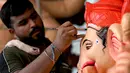 Festival Ganesh Chaturthi juga merupakan acara sosial dan komunitas yang menyatukan orang-orang dan mempromosikan keharmonisan. (Indranil Mukherjee/AFP)