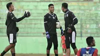 Tiga kiper pelapis Arema, Andreas Fransisco, Sandi Firmansyah, dan Utam Rusdiana, bisa mendapatkan kesempatan setelah blunder yang dilakukan Kurniawan Kartika Ajie dalam laga kontra Tira Persikabo, Sabtu (29/6/2019). (Bola.com/Iwan Setiawan)