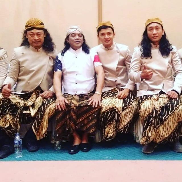 Setia Menemani, Ini 6 Potret Kebersamaan Dory Harsa dengan Didi Kempot