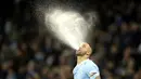 Pemain Manchester City, Kyle Walker, menyemburkan air saat melawan Crystal Palace dalam duel pekan ke-17 Liga Inggris 2023/2024 di Stadion Etihad, Sabtu (16/12/2023). City dipaksa bermain imbang 2-2. (AP Photo/Dave Thompson)