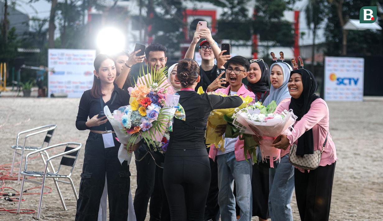 Selebritas Indonesia, Aqeela Calista berjumpa dengan para fansnya setelah memenangkan cabor panahan Turnamen Olahraga Selebriti Indonesia (TOSI) Season 3 yang berlangsung di Arthayasa Stable, Depok, Jawa Barat, Jumat (01/11/2024). (Bola.com/Bagaskara Lazuardi)