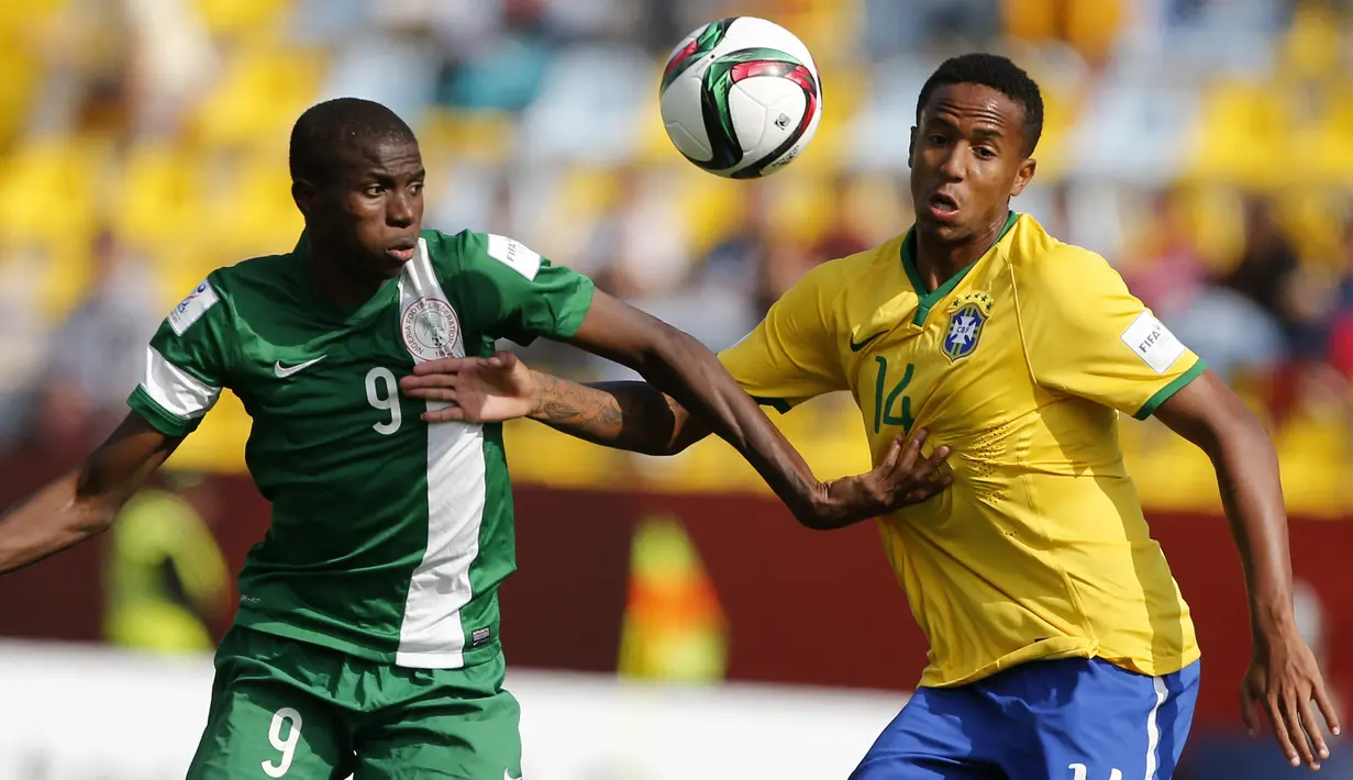 Striker Nigeria, Victor Osimhen (kiri) berebut bola dengan bek Brasil, Eder Militao pada laga perempatfinal Piala Dunia U-17 2015 di Sausalito Stadium, Vina del Mar, Cile (1/11/2015). Victor Osimhen dinobatkan sebagai top skor Piala Dunia U-17 2015 di Cile dengan raihan 10 gol, yang menjadi rekor hingga kini. Ketajaman Victor Osimhen turut membawa Nigeria menjadi juara setelah mengalahkan Mali 2-0 di laga final, di mana Osimhen ikut menyumbang satu gol. (AFP/Photosport/Andres Pina)