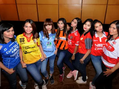 Para model saat bergaya menggunakan kaos tim peserta Torabika Soccer Championship 2016 di Hotel Mulia, Jakarta, Senin (18/4). 18 klub sepakbola profesional dipastikan mengikuti Torabika Soccer Championship 2016. (Liputan6.com/Helmi Fithriansyah)