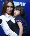 Setiap wanita umumnya ingin tampil cantik, meskipun tak semua memaknainya dengan hal yang sama. Seperti yang dilakukan oleh Ussy Sulistiawaty, karena bagi istri Andhika Pratama itu kecantikan selalu datang dari dalam diri.(Nurwahyunan/Bintang.com)