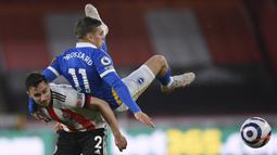 Gelandang Brighton and Hove Albion, Leandro Trossard (atas) berebut bola dengan bek Sheffield United, George Baldock dalam laga lanjutan Liga Inggris 2020/2021 pekan ke-33 di Bramall Lane, Sheffield, Sabtu (24/4/2021). Brighton kalah 0-1 dari Sheffield United. (AP/Laurence Griffiths/Pool)