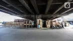 Pekerja menyelesaikan pembuatan furniture (perlengkapan rumah) di kolong Flyover Kranji, Bekasi, Jawa Barat, Sabtu (7/11/2020). Selama pandemi COVID-19 berlangsung, pedagang mengeluhkan daya beli masyarakat yang turun drastis. (Liputan6.com/Johan Tallo)