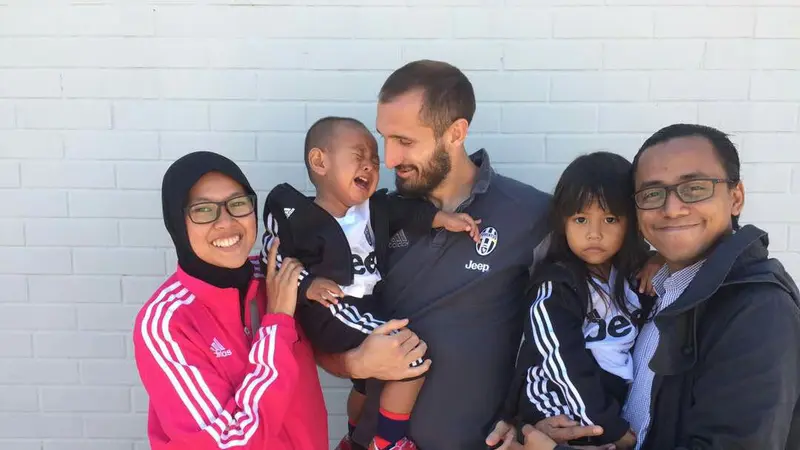 Giorgio Chiellini bersama keluarga besar Ponco Pamungkas