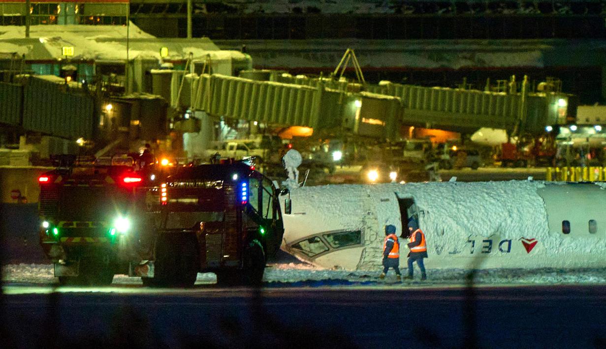 Dampak kecelakaan ini, Bandara Toronto ditutup selama 90 menit sebelum lalu lintas penerbangan dilanjutkan. (Geoff Robins/AFP)