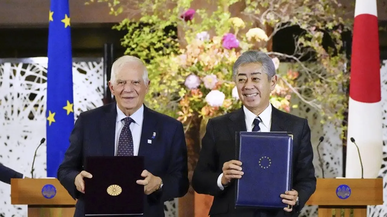 Menteri Luar Negeri Jepang Takeshi Iwaya dan Kepala Kebijakan Luar Negeri Uni Eropa Josep Borrell berpose usai  mengumumkan kemitraan keamanan dan pertahanan di Tokyo, Jumat (1/11/2024).